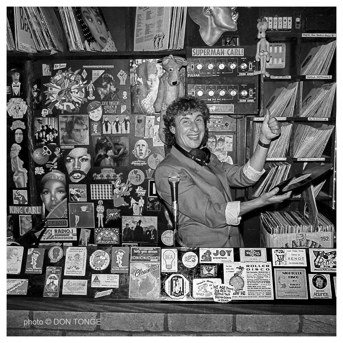 Record Dealer, DJ, Market Trader, 1980s, probably in Bolton, or very close. #britishculturearchive #caferoyalbooks #fistfulofbooks #framesmag etsy.com/uk/shop/DonTon… #blackandwhitephotography #blackandwhitephotography #monochrome #filmphotography #britishphotography