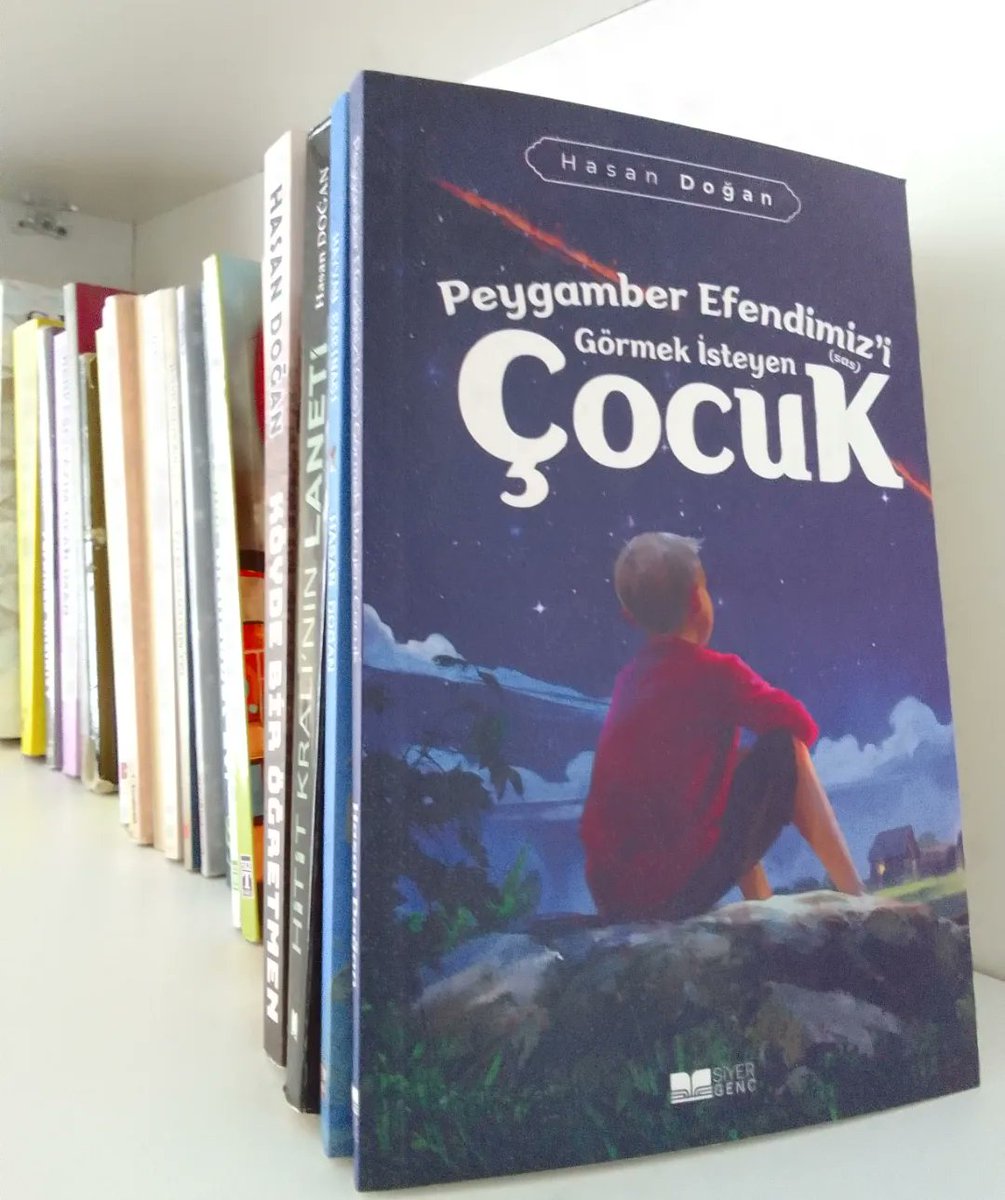 Kitaplıktaki yerini aldı. Yeri baş köşe tatbiki💞 Küçüğünden, büyüğüne herkesin Peygamber Efendimiz'e (sas) duyduğu sevgisini sorgulamasına yol açacak ve başucu kitabı olmaya aday bir çalışmadır. siyeryayınları