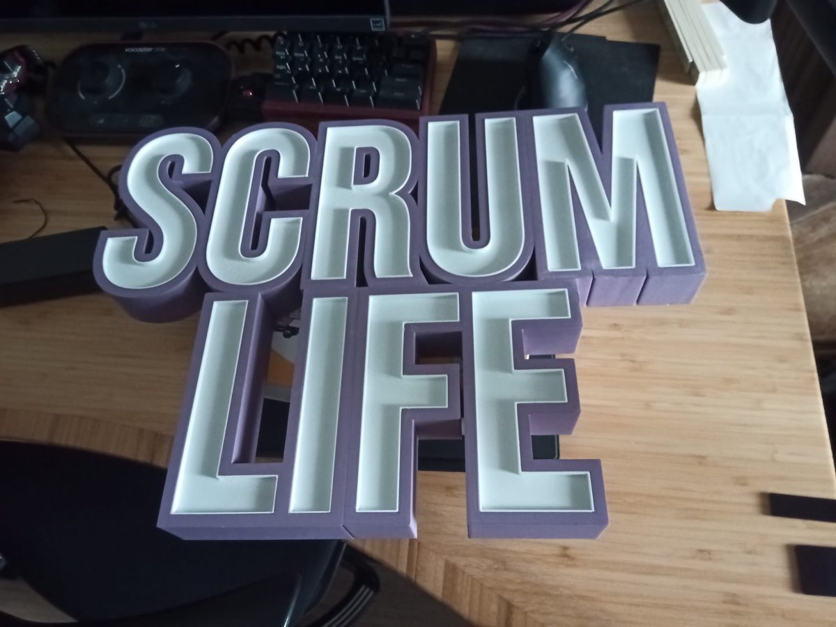 Mon nouveau bureau-studio n'est pas encore terminé. Il reste notamment à affiner la déco. Bien entendu, j'avais en tête d'avoir un gros logo #ScrumLife. C'est alors que Maxime Blanc est intervenu avec son imprimante 3D ! Quel travail de maître ! Un énorme MERCI 🙏