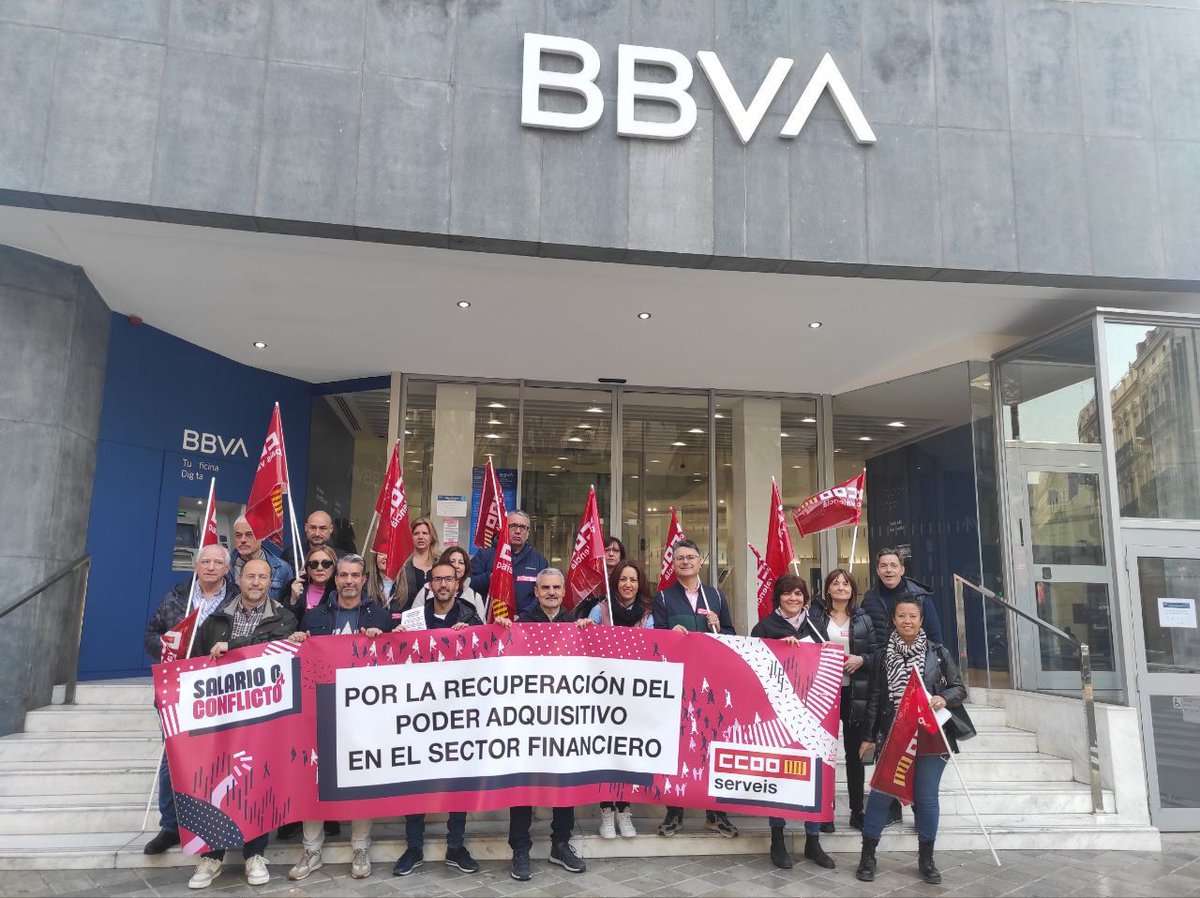 Servicios CCOO (@serviciosccoo) on Twitter photo 📢Las plantillas de <a href="/bancosantander/">Santander</a> , <a href="/bbva/">BBVA</a> , <a href="/BancoSabadell/">Banco Sabadell</a> , <a href="/Bankinter/">Bankinter</a> , <a href="/DeutscheBankES/">Deutsche Bank España</a>
y resto del sector de BANCA ha secundado MASIVAMENTE la HUELGA para lanzar a sus empresas un mensaje rotundo "incrementos salariales justos".
#22MHuelga24Horas
#SectorFinancieroEnLucha 📢Las plantillas de <a href="/bancosantander/">Santander</a> , <a href="/bbva/">BBVA</a> , <a href="/BancoSabadell/">Banco Sabadell</a> , <a href="/Bankinter/">Bankinter</a> , <a href="/DeutscheBankES/">Deutsche Bank España</a>
y resto del sector de BANCA ha secundado MASIVAMENTE la HUELGA para lanzar a sus empresas un mensaje rotundo "incrementos salariales justos".
#22MHuelga24Horas
#SectorFinancieroEnLucha