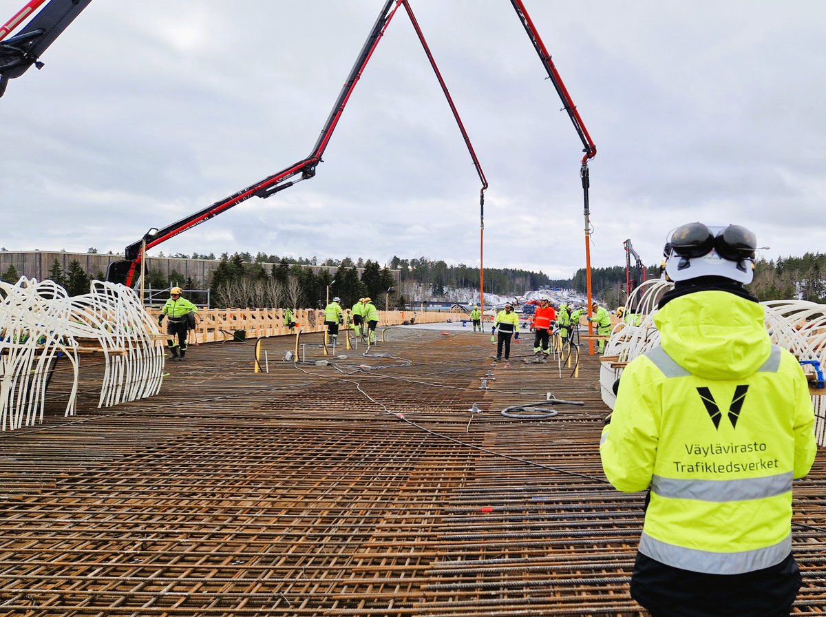 Viikon 12/2024 📨 Paraisilta luettavissa: bit.ly/3TrJVUr
Kirjalansalmella pääpaino vinoköysiosuuden teräsrakenteessa ja T3 pylonissa. Hessundinsalmella viikko on kulunut kansivalun parissa.
#Allianssi urakka etenee suunnitellusti. 
#kirjalansalmi #hessundinsalmi