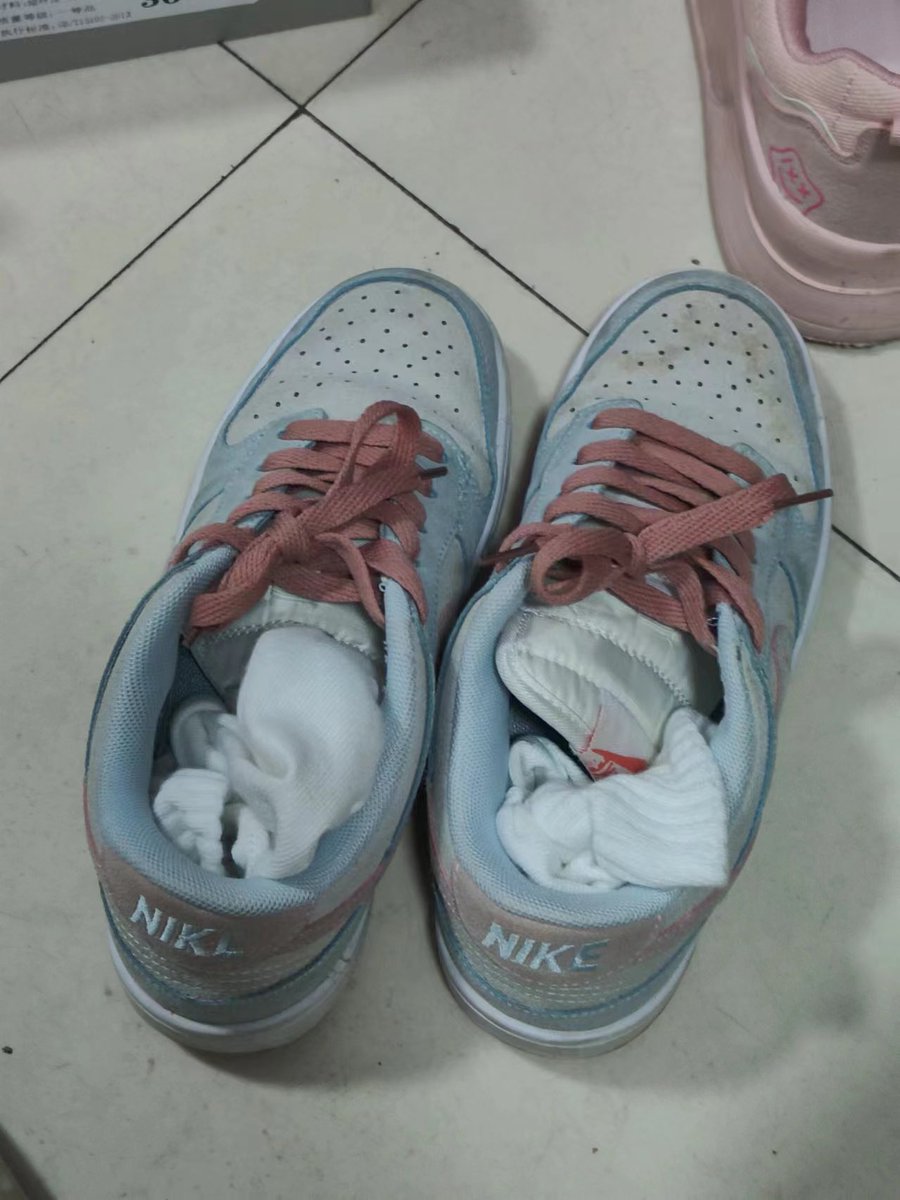 臭臭白袜子脚就是要踩在你的脸上
还有，袜子穿完一定要塞在臭鞋子里味道才能不流失哦~
下午没课啦，周末愉快！
关注点赞转发，送一双臭臭白袜！