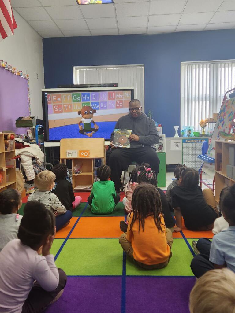 DukeEllingtonB1's tweet image. Today, Assistant Principal Mr. Younger joined our Pre-K class to share the joy of reading! 📚✨ #ReadingMonth #GuestReader #EducationMatters #DPSCD🍎