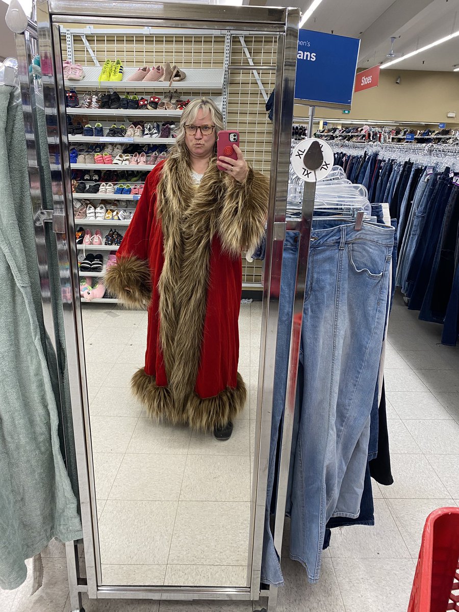 What do you think? Should I get it? 
#thriftshopping #thrifting