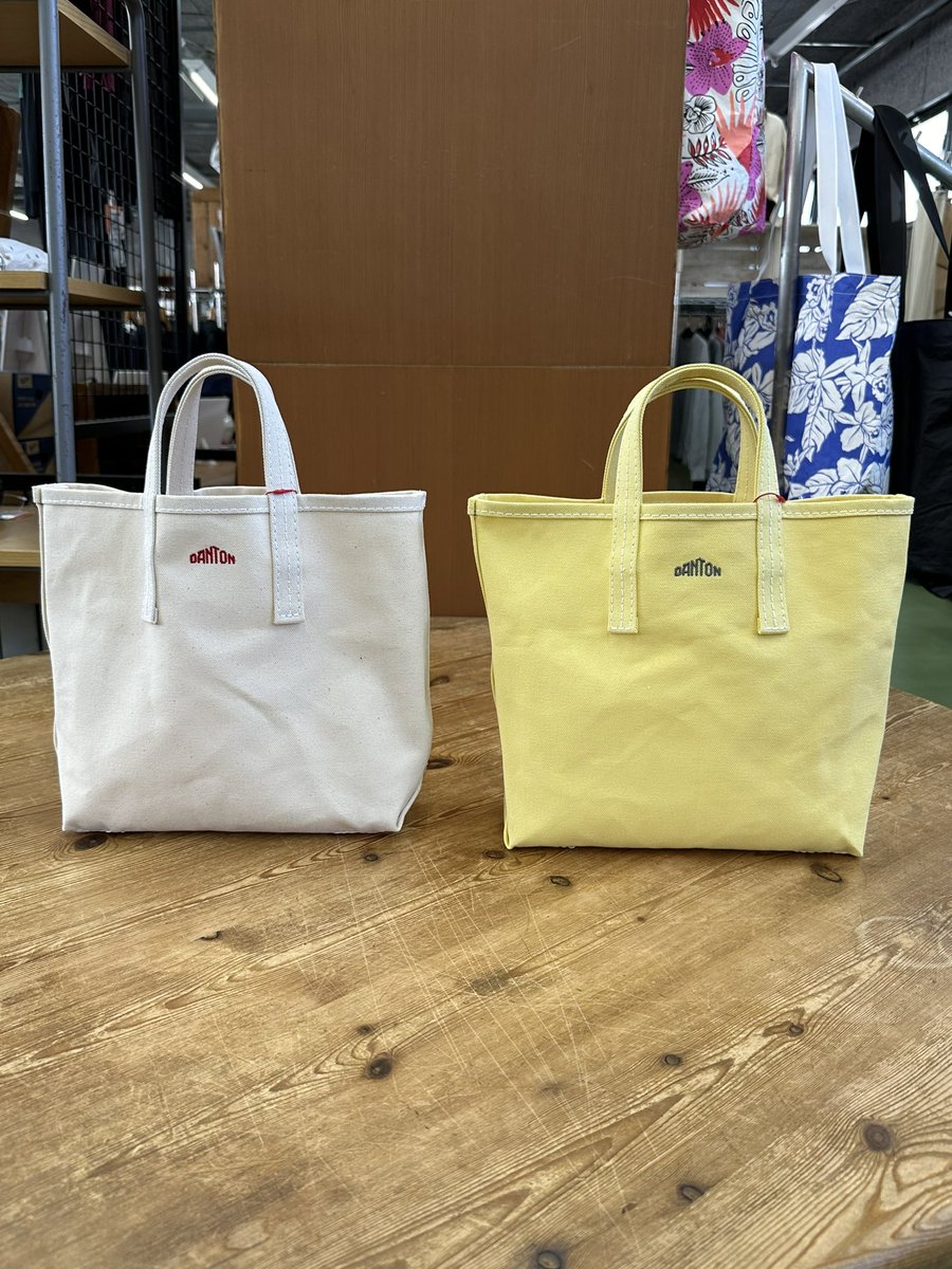 AmeproBaybrook's tweet photo. DANTONより毎シーズン人気のミニトート、いまから各色ございます✨️✨
#baybrook #amepro #fashion #kumamoto #danton #flance
#ベイブルック #アメプロ #ファッション #熊本 #ダントン #フランス https://t.co/yED43J69Pu