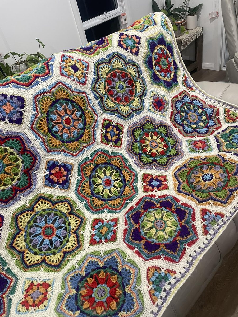 This is my latest creation, the Persian Tiles blanket. The pattern is by @JanieCrow and it is such a delight to make. What do you think of my colour choices?
#crochet #crochetblanket #persiantiles