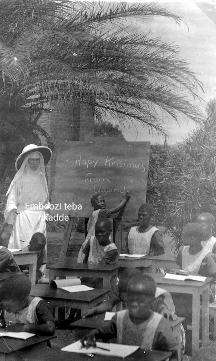 Ssekukkulu ya 1929. Abaana b'okussomero e Nsambya nga bagikwagaliza!