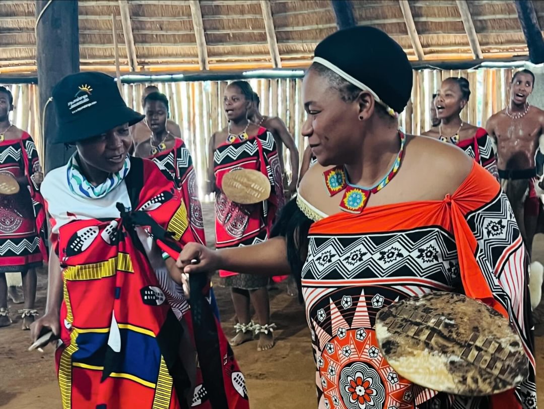eswatinitourism's tweet photo. Day 2: Part 2 Triland Tour Operators and Media Excursion 🇸🇿🇲🇿🇿🇦
The visit to Mantenga Cultural Village saw Triland members learning about Eswatini’s rich culture and traditions. They also witnessed the Kingdom's traditional dances.
@Mtpatourism
#eswatinitourism 🇸🇿 #Triland https://t.co/IpjLe6dhYt
