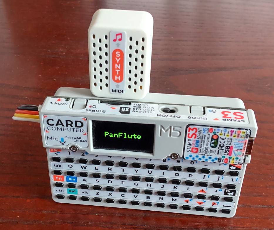yamame61012288's tweet photo. Capsuleのバッテリーはかなり大きいので、しばらくはSynth専用(^^) LEGO穴があるけれど、LEGO部品を買うの面倒なのでSynth側をM5タップで軽くねじ切りをして5mmボルトで固定した(^^)
#M5Cupsule #UnitSynth #elefue #MIDI https://t.co/vUMviCThQh