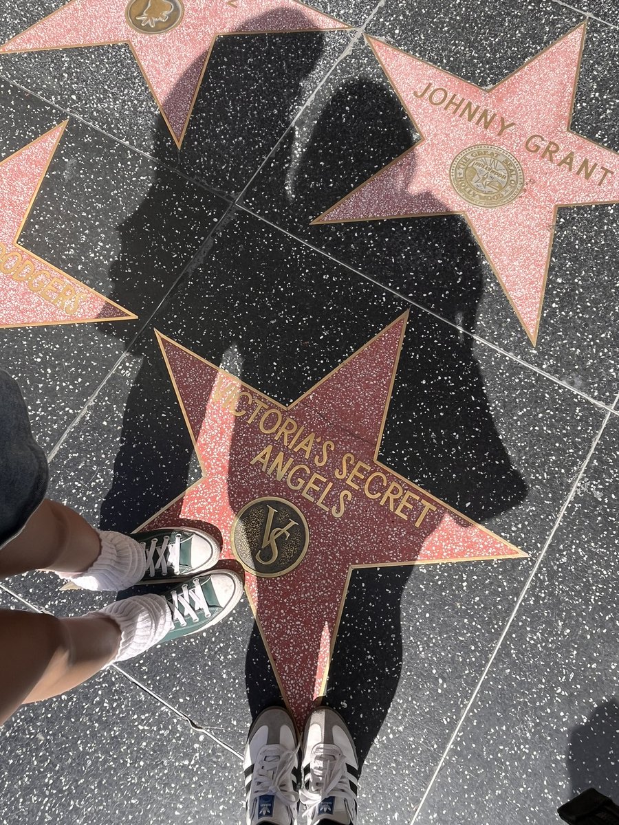 n3phthy27's tweet photo. La with my other half 💗🌸🌷✨ https://t.co/Q0FH61A3GH
