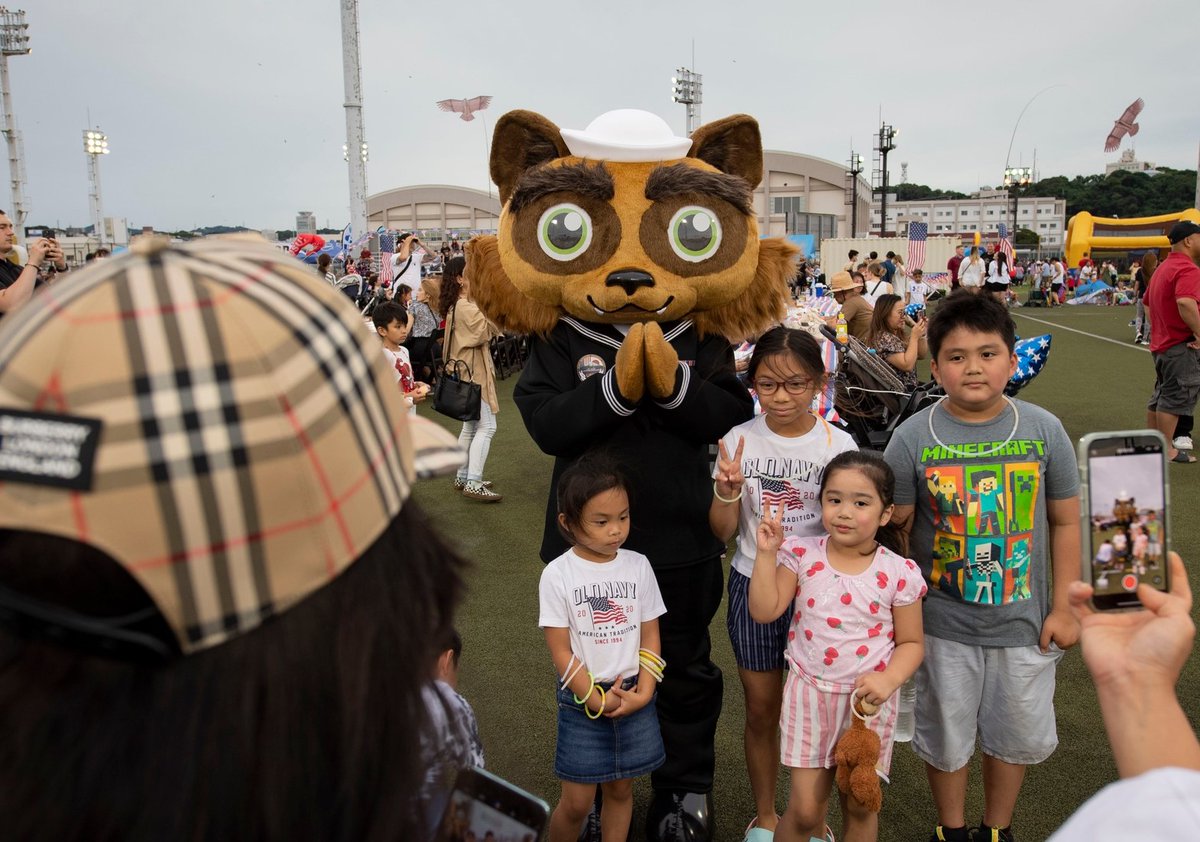 お待たせしました！いよいよ明日🇯🇵🇺🇸日米親善よこすかスプリングフェスティバルを開催します。今日は、早めに寝て体調を整えて準備してくださいね😊 当基地司令官、ヨコポン一同皆様のご来場をお待ちしています。当選チケットおよび基地指定の身分証明書を忘れずにお持ちください　#米海軍横須賀基地