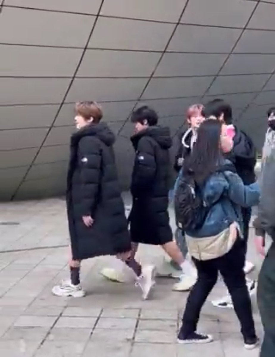 점심먹음
배불러서롱패딩입고여고생마냥운동장돌고픔