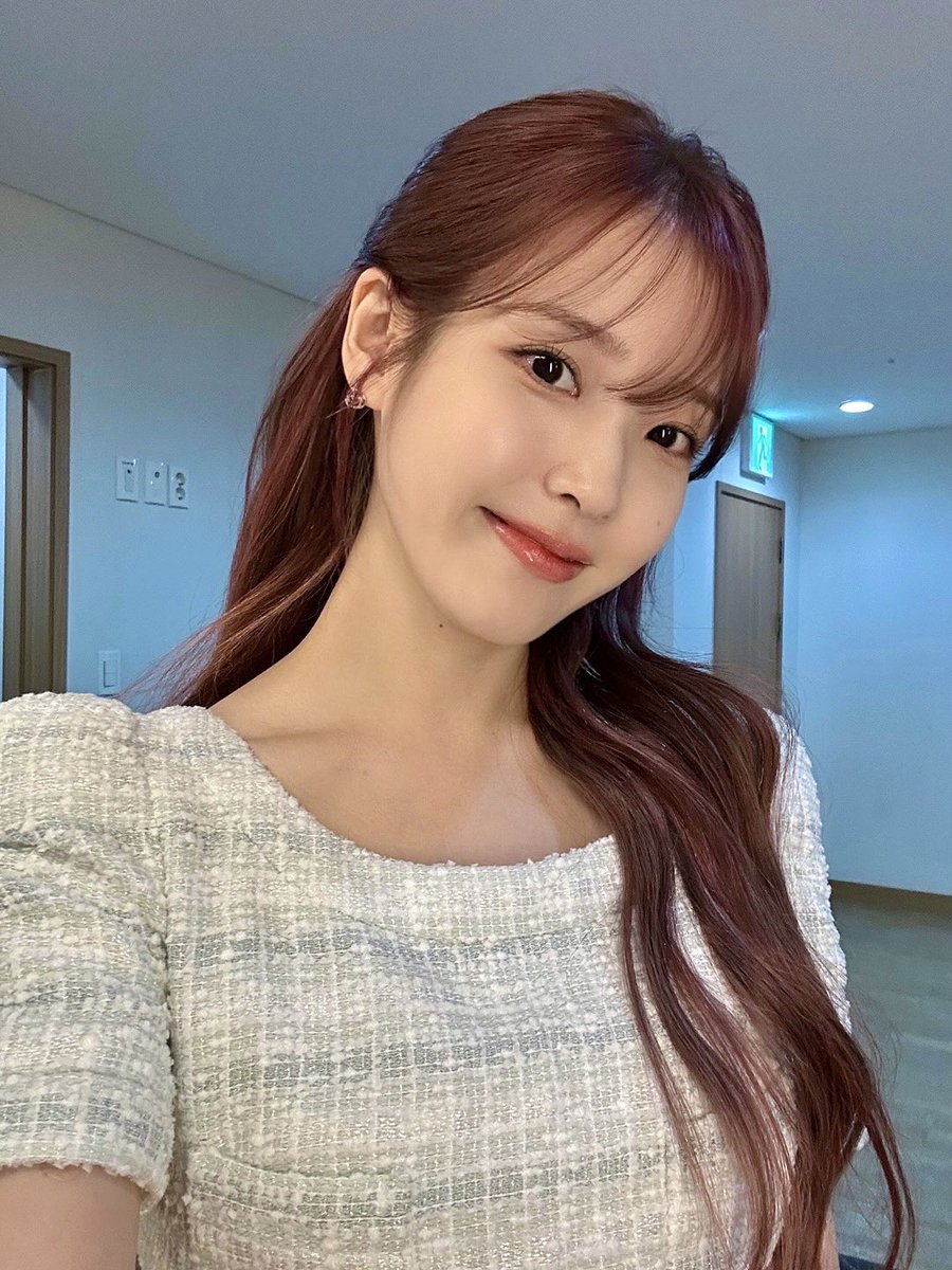_IUofficial's tweet photo. [📷]
IU 6th Mini Album [The Winning]
FAN SIGN EVENT

FAN SIGN EVENT를 통해 만난
💜징니와 유애나💚
짧지만 큰 힘을 받을 수 있는 시간이었어요😍
유애나 응원 덕분에 월드투어 준비도 완료‼️💪

#아이유 #IU
#TheWinning https://t.co/antcjPtZa6