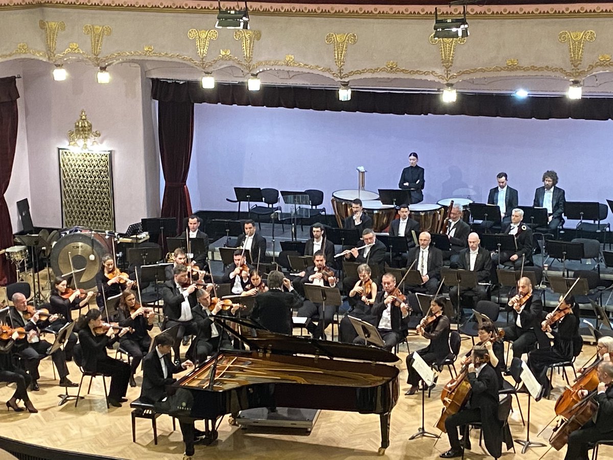 AlmasanAnamaria's tweet photo. The gorgeous Palace of Culture of #TârguMureș vibrated last night with #Beethoven Piano Concerto no.3 and #Mahler Symphony no.5 . 

A magnificent, breathtaking night offered to all of us by the talented young 🇷🇴 pianist from Târgu Mureș, #LeonardButa and the great local Philharmonic orchestra conducted by the renowned Dutch conductor #TheoWolters . 

Thank you all for this powerful unleashing of talents - a great gift to all of us! 👏👏👏

#Transylvania 
#PalatulCulturii  #TârguMureș #music #culture #hope