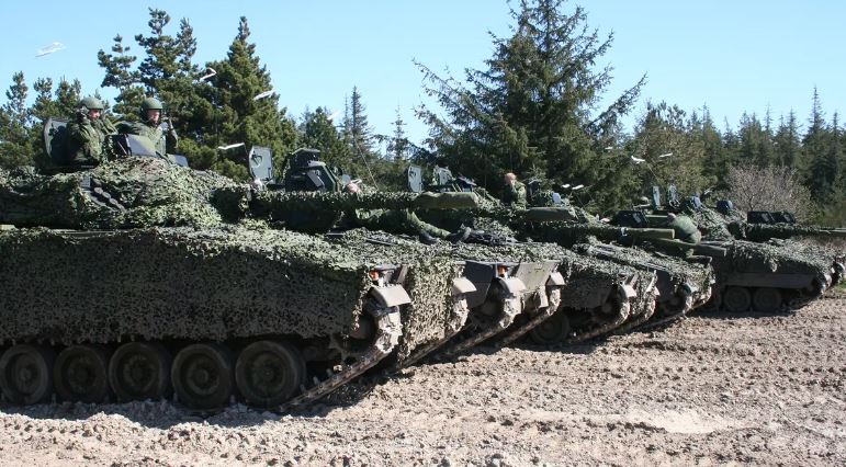 DefenseMirror's tweet image. Danish CV90 IFVs to get New D-Series Turret, ATGM Integration: defensemirror.com/news/36383/Dan…

#Denmark #CV90 #turret #ATGM #antitank #rubbertrack #sensor