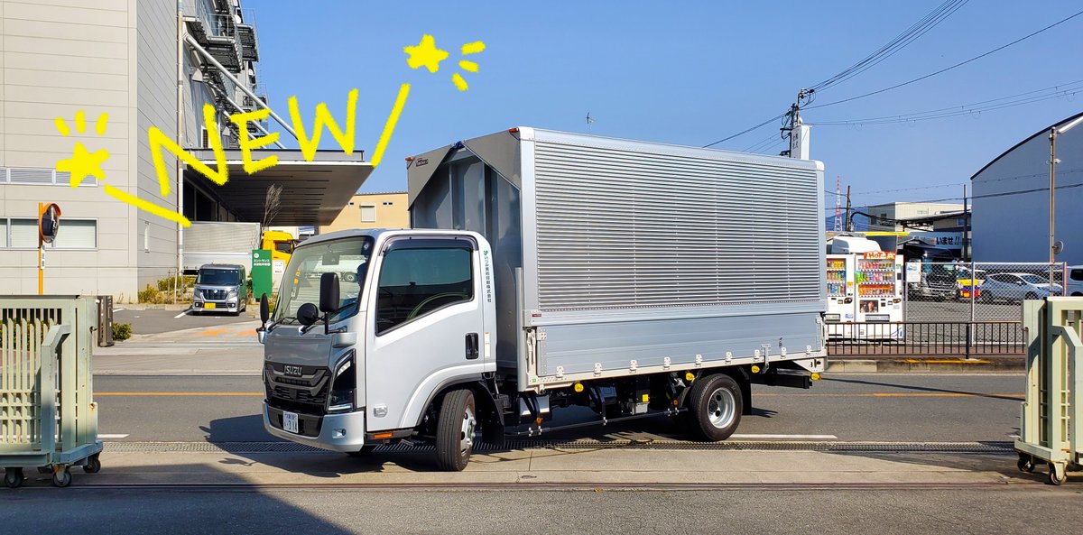 いづみに新しいトラックが入りました〜！
早速箱をいっぱい運んでくれてます🚚✨
安全運転でいってらっしゃい☺️
#いづみ情報