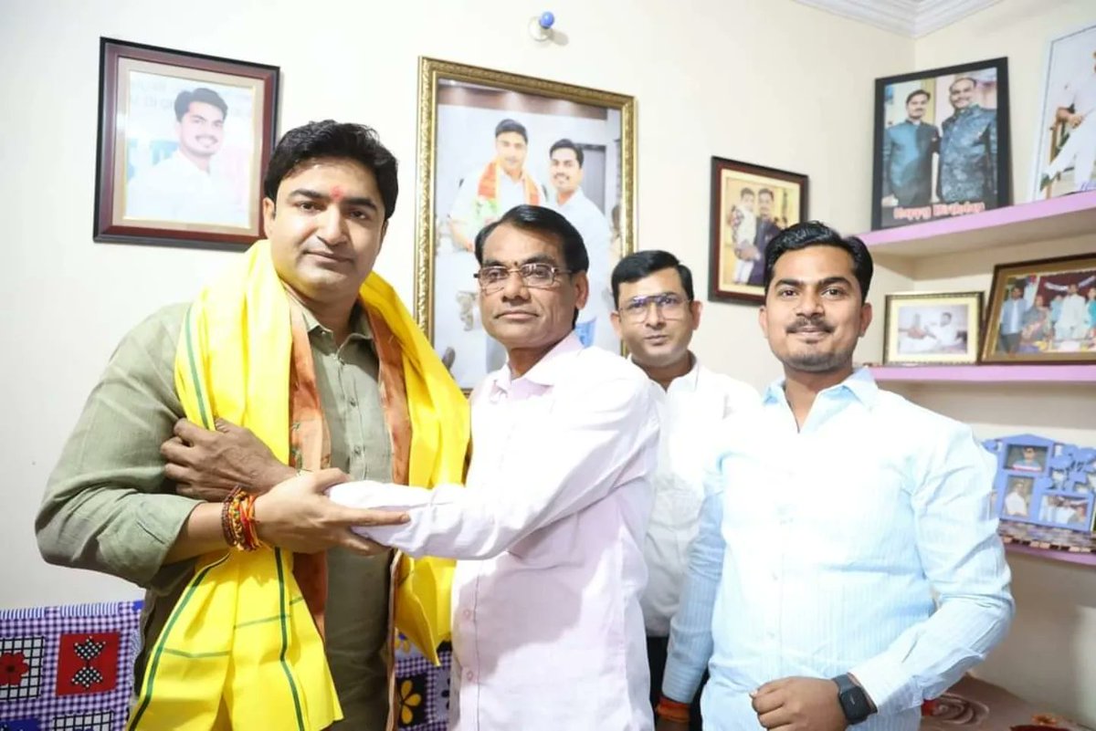 JANTA4jitendra's tweet photo. राम शुभ है , राम मंगल है।।
राम प्रेम है, राम विश्वास है।

आदरणीय बड़े भईया श्री Abhijeet Singh Sanga जी का घर पर आना हुआ।

Abhijeet Singh Sanga 
Jitendra savita - जितेंद्र सविता 
Janta Vikas Seva Sansthan
#JitendraSavita #janta4jitendra 
#kanpur #MLA #sangabhaiya https://t.co/HvNz1Q5Q36