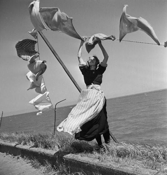 Henk Jonker Colgando la ropa cerca al dique. Volendam, Holanda 1947