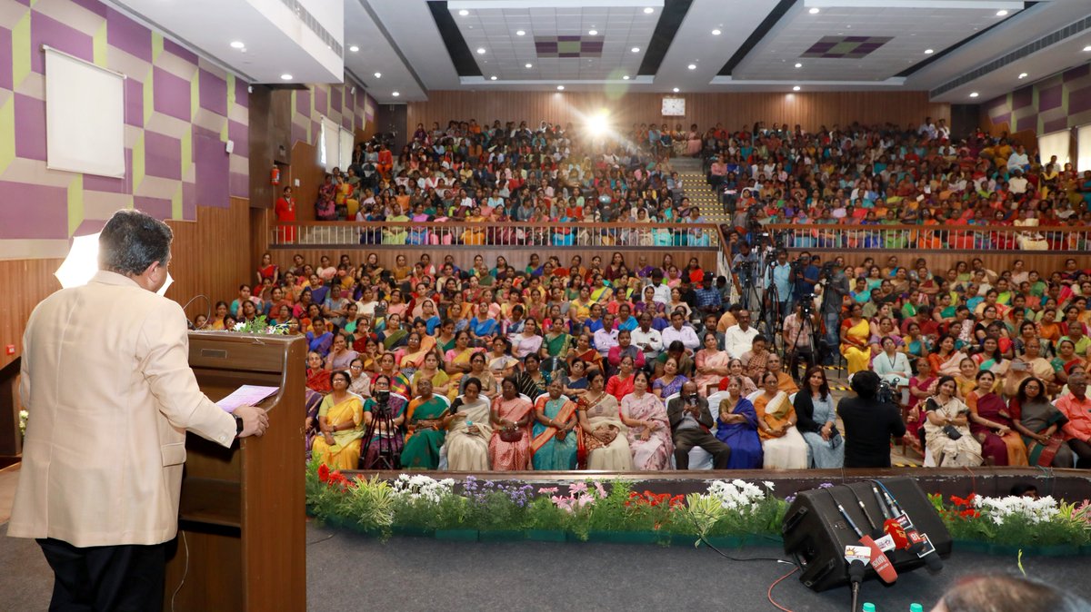 சென்னை, எத்திராஜ் மகளிர் கல்லூரியின் 75 ஆவது ஆண்டு நிறைவு விழா மற்றும் புதிய நிர்வாகக் கட்டிடத் திறப்பு விழாவில் மாண்புமிகு தகவல் தொழில்நுட்பவியல் மற்றும் டிஜிட்டல் சேவைகள் துறை அமைச்சர் முனைவர் <a href="/ptrmadurai/">Dr P Thiaga Rajan (PTR)</a> அவர்கள், மேற்கு வங்க மாநிலத்தின் முன்னாள் ஆளுநர் திரு. கோபாலகிருஷ்ண