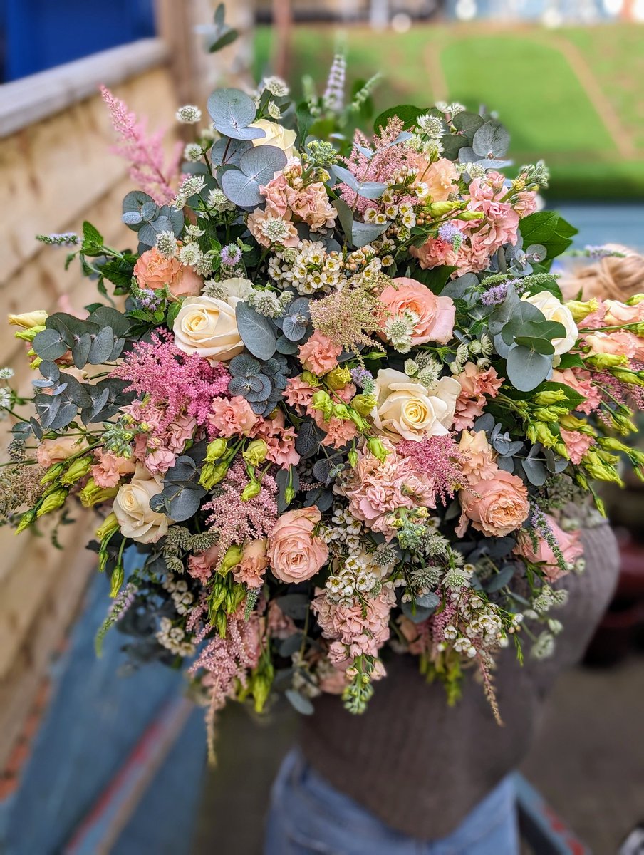 My weekend starts here, but I hope this big one will help you lovely lot through today! #fourdayweek #floralfriday #londonflorist