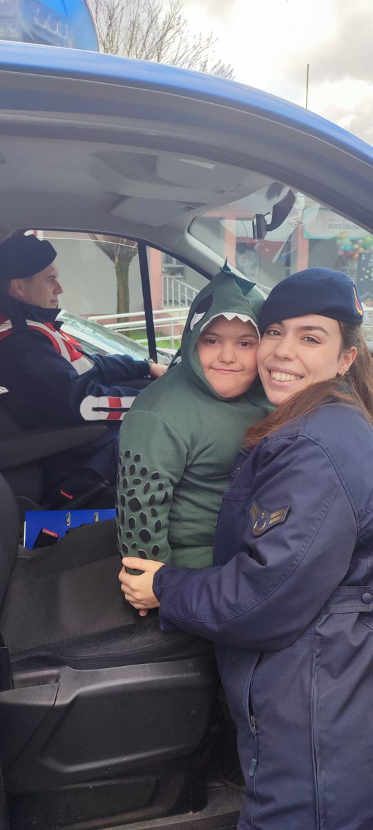 duzce_valiligi's tweet photo. 📍Köprübaşı Ömerefendi Köyü

Düzce İl Jandarma Komutanlığı Aile İçi Şiddetle Mücadele ve Çocuk Kısım Amirliğimizce 21 Mart Dünya Down Sendromu Farkındalık Gününde Düzce Özel Eğitim Uygulama Okulunda eğitim gören öğrencilerimiz ziyaret edildi.

Onlar sevginin en saf hali. https://t.co/ylmQju8pZk