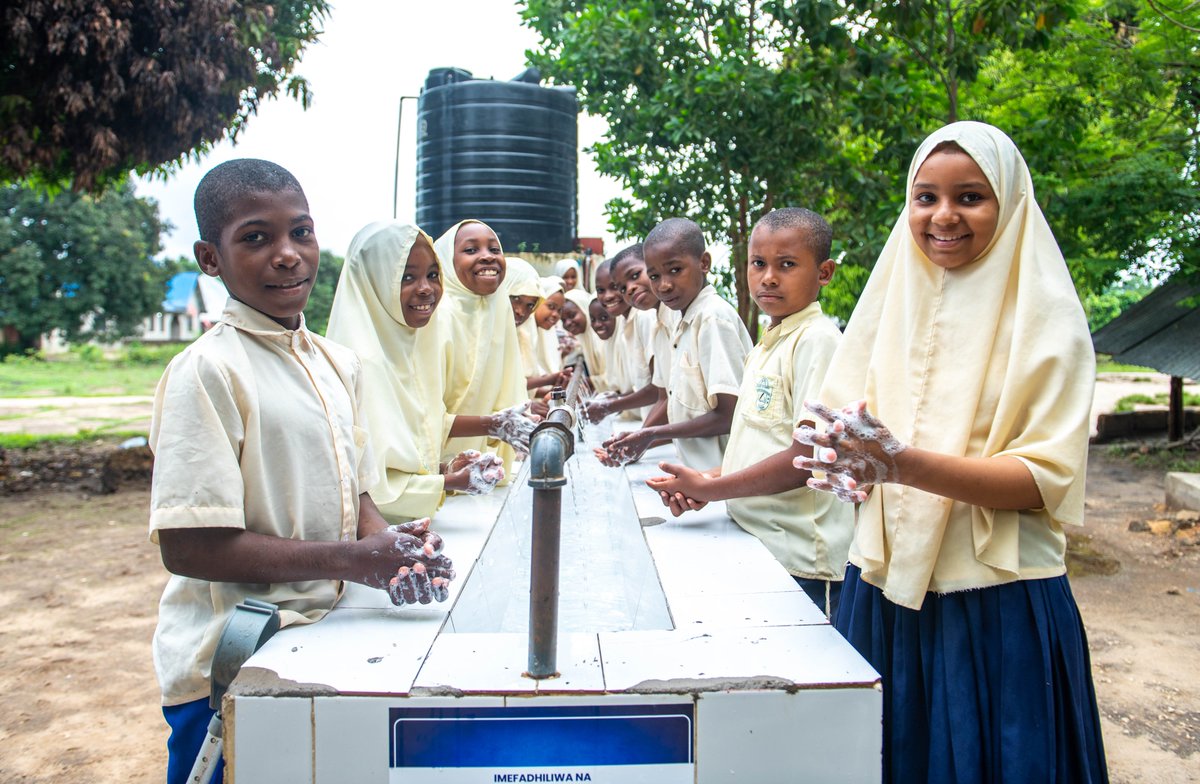 UNICEFTanzania's tweet photo. This #WorldWaterDay, we’re making it splash💧with this group of students from Chunga Primary. Investing in improved school sanitation makes a difference in a child’s health! That’s why #LIXIL & @UNICEF are working together to ensure #CleanHandsAreWithinReach 👐🏾 #ForEveryChild💙 https://t.co/XQGuskRiaZ