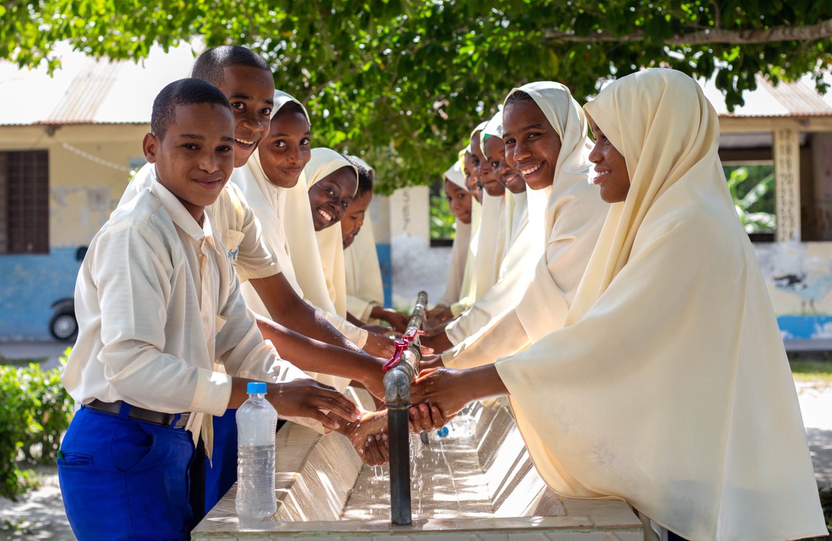 UNICEFTanzania's tweet photo. This #WorldWaterDay, we’re making it splash💧with this group of students from Chunga Primary. Investing in improved school sanitation makes a difference in a child’s health! That’s why #LIXIL & @UNICEF are working together to ensure #CleanHandsAreWithinReach 👐🏾 #ForEveryChild💙 https://t.co/XQGuskRiaZ