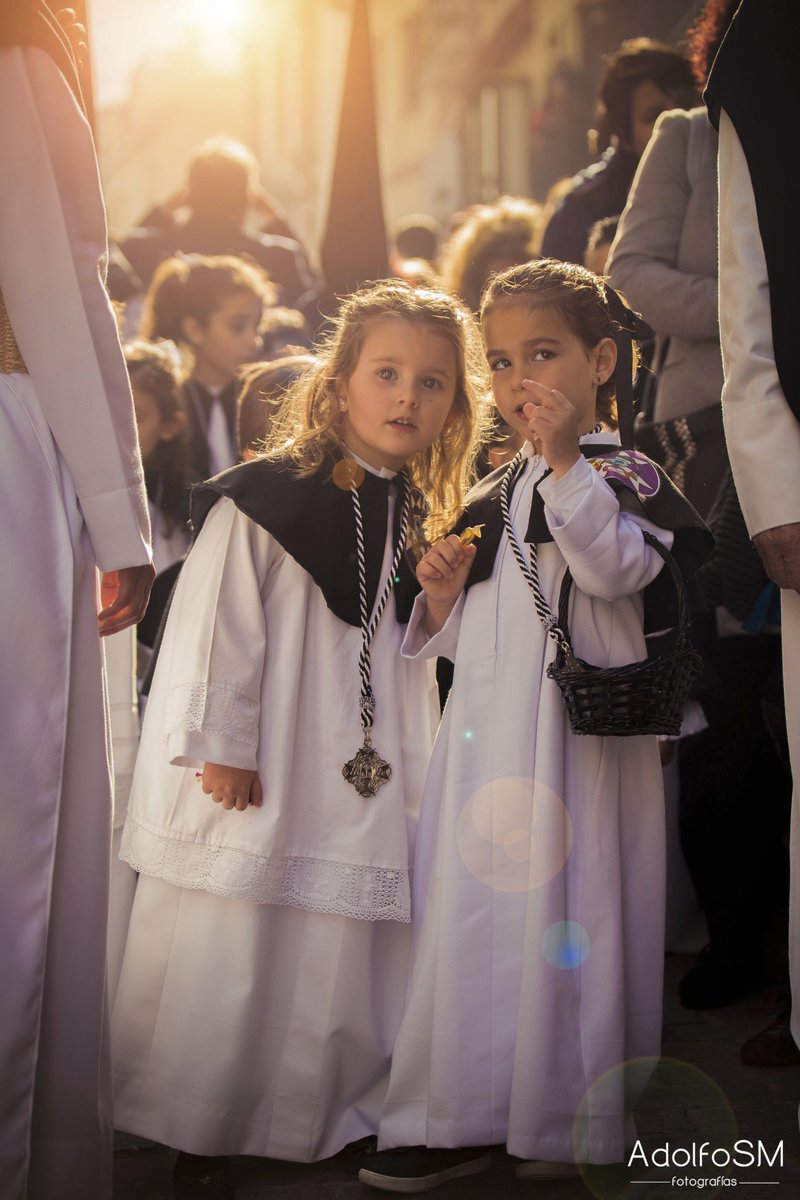 No mires el tiempo, solo disfruta de cada día, de cada jornada y de cada Hermandad. Un sol brillará desde el cielo y desde nuestro corazón. Lo importante, es vivir cada día junto al Señor y siempre con tu gente, en familia.

¡Feliz viernes de Dolores y feliz Semana Santa!