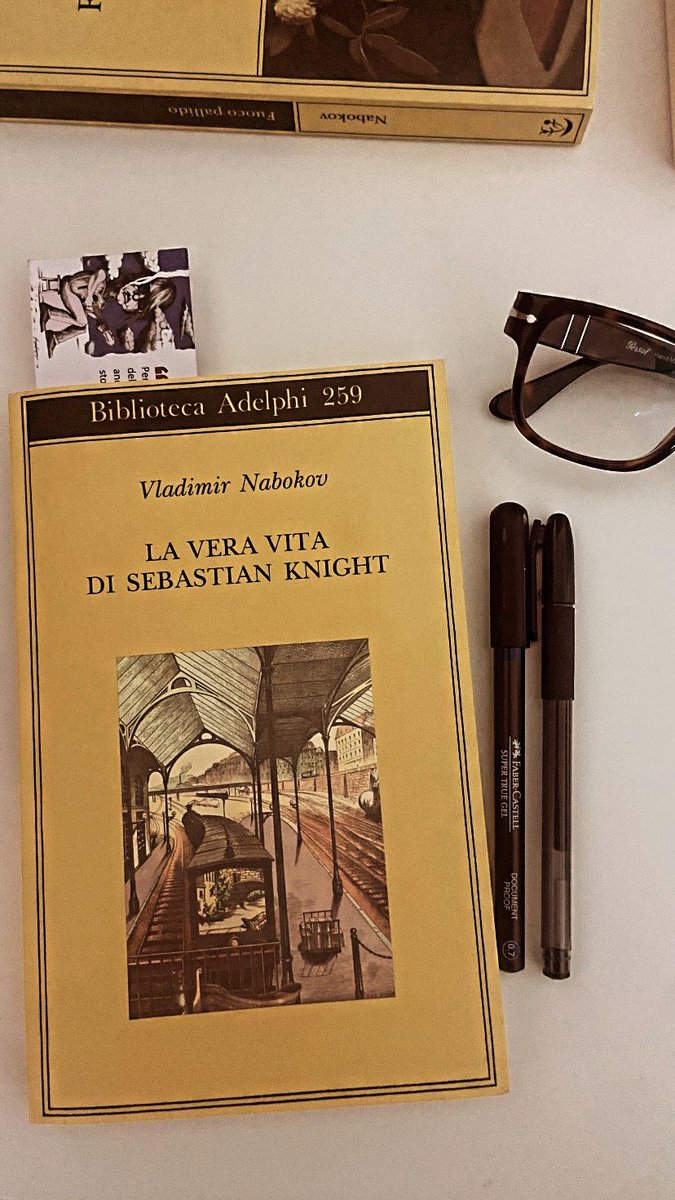 «La vita con te è stata incantevole — e quando dico “incantevole” intendo canti e voli e viole, e quella morbida, rosea “v” nel mezzo, e quelle sillabe sulle quali si curvava indugiando la tua lingua».

V.

<a href="/adelphiedizioni/">Adelphi Edizioni</a>