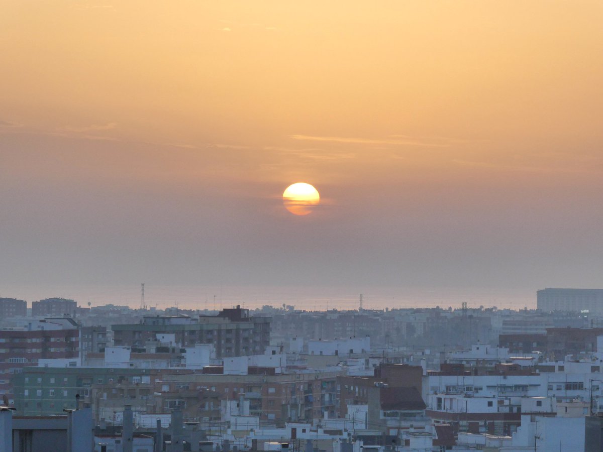 Buenos días 🌤️ #FelizViernes 
#tiempoCV #calima #22Mar
 📍Valencia 🧡 #amanecer
       #mediterráneoenvivo