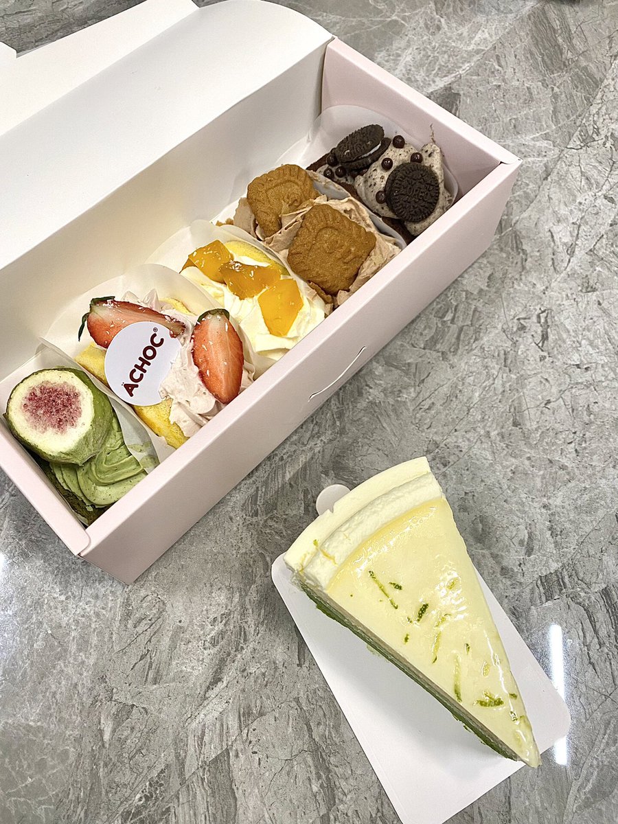 April_Baby0's tweet photo. Afternoon tea🧁🍰 https://t.co/rR9KBavBc0