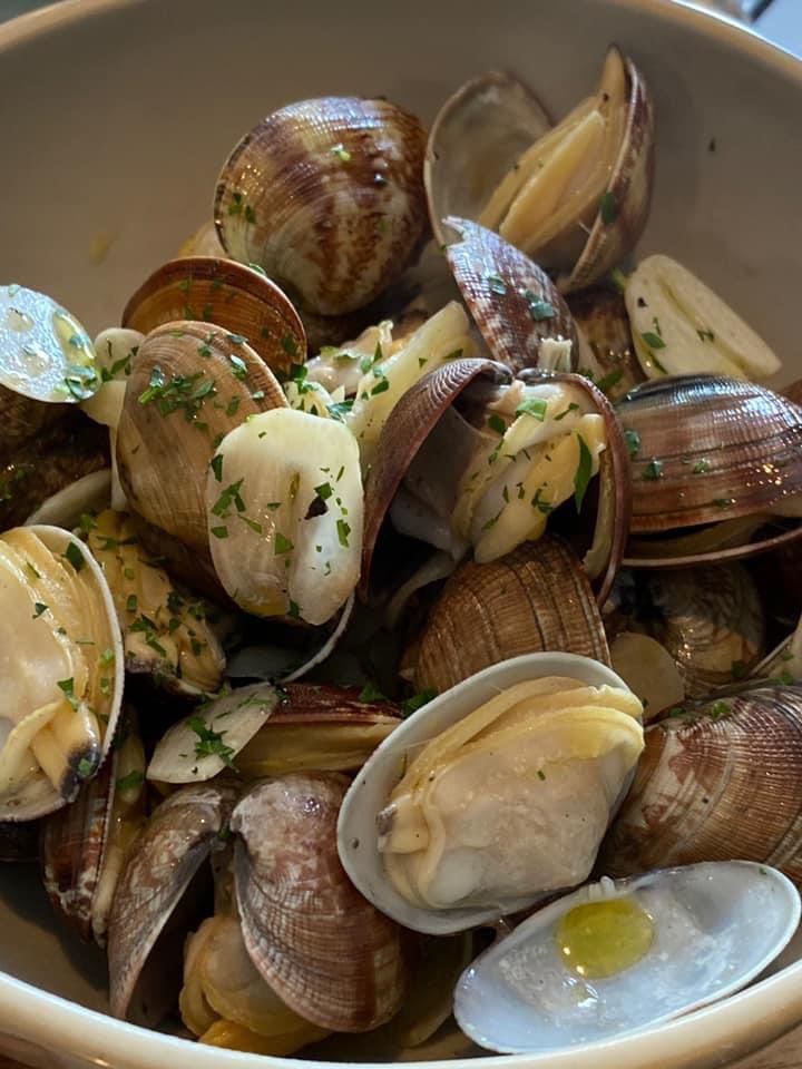 (이벤트)천수만 참바지락이 제철인 봄이 되었습니다.올해는 따뜻한날때문인지 일찍 맛이 들었습니다.달큰하고 맛있는 참바지락 맛보세요!RT해주시고 팔로워이신 분중 한분을 추첨해 참바지락을 보내드리겠습니다. 구입은 >> link.inpock.co.kr/hmw019