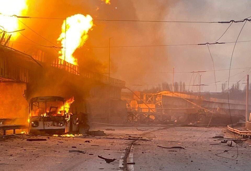ol_kalinichenko's tweet photo. Dniprohes, Zaporizhzhia, 22.03.2024 🔥🇺🇦

If there is no adequate military response from Ukraine, hospitals, bridges, railway stations will be the next to be attacked by the Russians 🇷🇺

Is it really “too early” to provide Taurus🇩🇪 and ATACMS🇺🇸 to Ukraine? https://t.co/2KEsxkHwWW