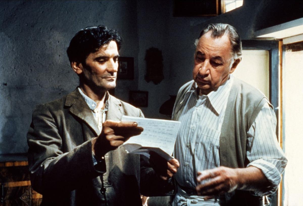 Neruda: Benim şiirimle kızı baştan çıkarmışsın.
Postacı: Senin yazdığın şiirle kızı baştan çıkardığım doğru. ama o şiir sana ait değil. 
Neruda: Benim yazdığım şiirin bana ait olmadığını mı söylüyorsun?
Postacı: Evet. şiir yazana değil, ihtiyacı olana aittir."

il postino, 1994