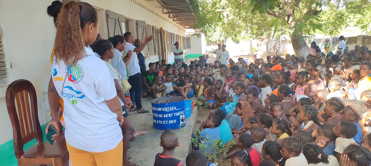 To celebrate @earthhour & #ForestDay, the Vonona youth consortium in Maintirano : 👉planted 300 baobabs 👉raised awareness of the issue of waste in 7 schools 👉distributed waste garbage cans to every school