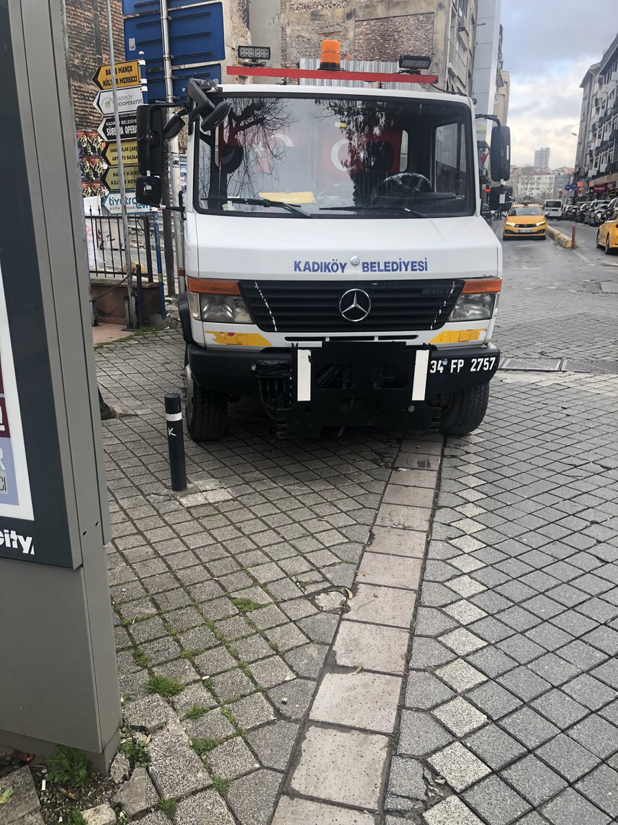 Allahtan seçim dönemi, bir de seçim olmasa önümüzde Kadıköy Belediyesi evlerimize çekecek arabalarını. Bu ilçede yaşayan engelliler var ve siz kaldırıma araba çekerek bu insanları yoldan yürümeye mahkum ediyorsunuz. Utanmadan bir de oy istersiniz <a href="/kadikoybelediye/">Kadıköy Belediyesi</a> <a href="/herkesicinCHP/">CHP 🇹🇷</a>