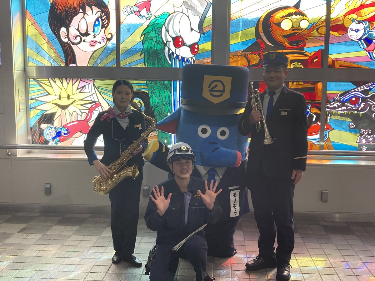 OsakaMonorailPR's tweet image. 本日、#powerofmusic @大阪モノレール大阪空港駅コンサートが開催され、大阪モノレールからは運転士・技術員・駅係員の3名が演奏しました🎶
吹田市ゆるキャラ総選挙で優勝したキャラクター「モノぞう」も応援に駆けつけ、「そらやん」と「マチカネくん」とも記念撮影をしました！😊