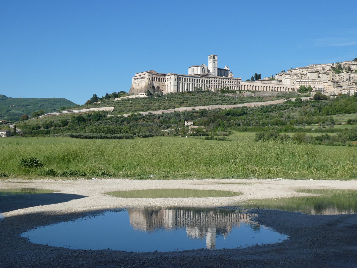 L'acqua è un bene prezioso abbondante nel mondo, ma non è equamente distribuita. Tutta quest'acqua è formata dall'unità di piccolissime gocce. Ognuna è indispensabile: se vogliamo aver cura di ciò che è grande, dobbiamo cominciare da ciò che è infinitamente piccolo #WorldWaterDay