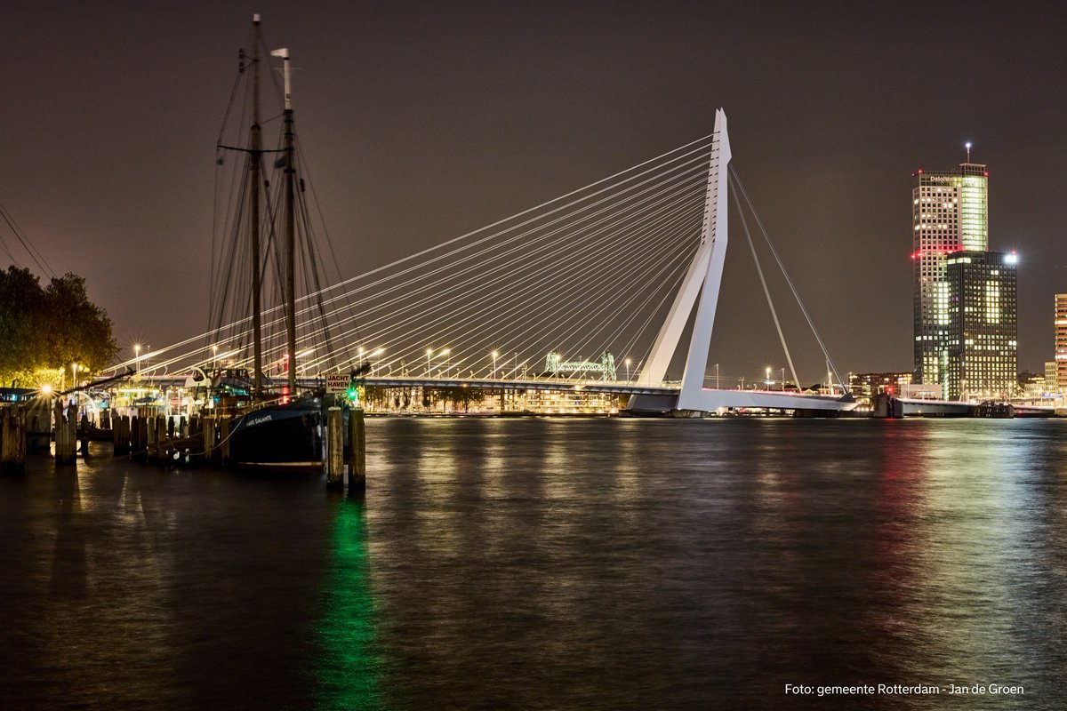 Vanwege #EarthHour is morgenavond tussen 20.30 en 21.30 uur de sierverlichting uit van een aantal gebouwen en objecten in #Rotterdam, zoals de #Erasmusbrug, het #Wereldmuseum en de #PenRNoorderhelling.