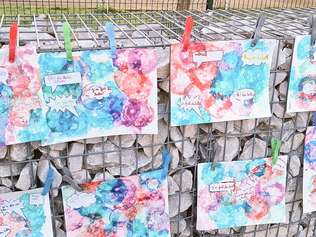 Jo_Kouyoumji's tweet photo. L'école Élémentaire de Pavie a fait sa #GrandeLessive. Des bulles de toutes les formes, couleurs et inspirations! Exposition éphémère devant l'école. https://t.co/rCXgu3hG4A