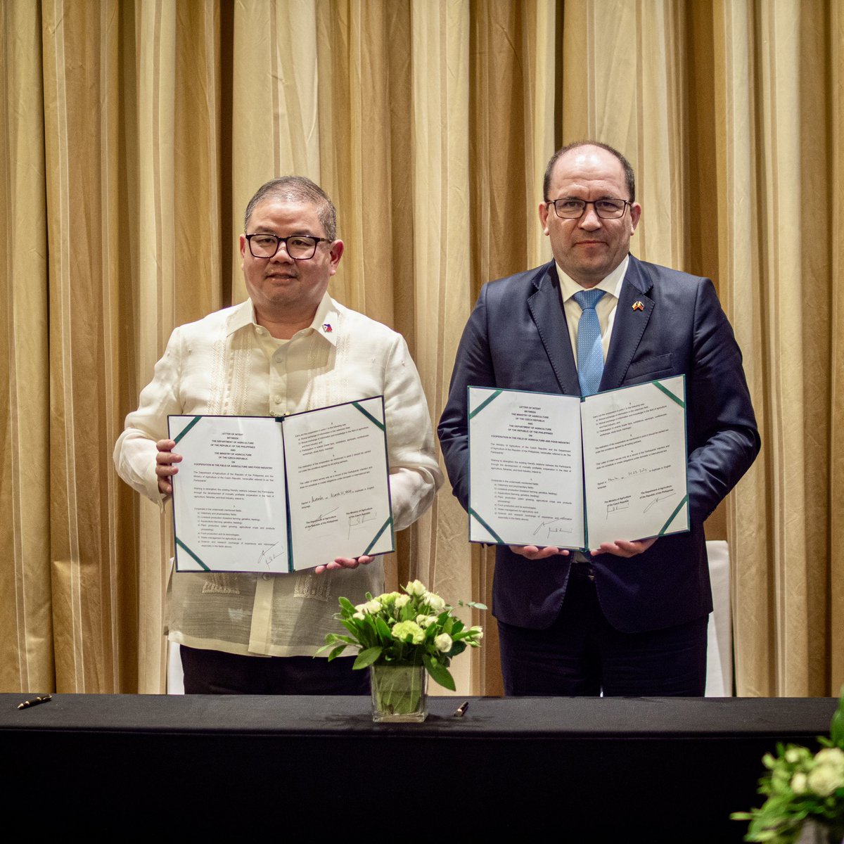 Ministers @MarekVyborny and Francisco Tiu Laurel of the @dacentralph signed the Letter of Intent on cooperation in the field of agriculture and reached an agreement on export certification of Czech meat products to the Philippines. 🇨🇿🤝🇵🇭 📷 Milan Mottl pna.gov.ph/articles/12212…
