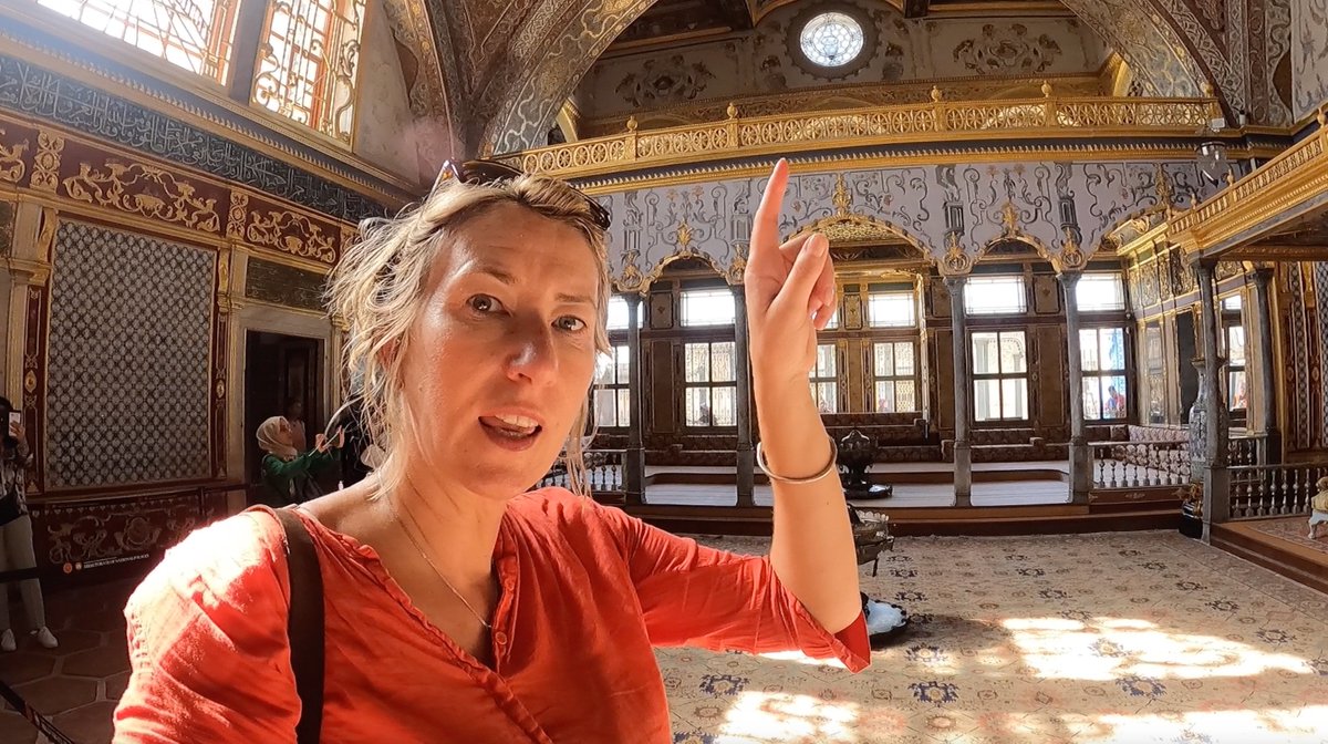 #TopkapiPalace in #Istanbul #Turkey Is it worth getting a ticket for the Harem? Or waiting in a (long & hot) queue for the audio guide? And what will you need when you get to the front of the queue? Definitely watch before your trip to Istanbul, Turkey. youtu.be/uMqnjlgY1Gw?si…