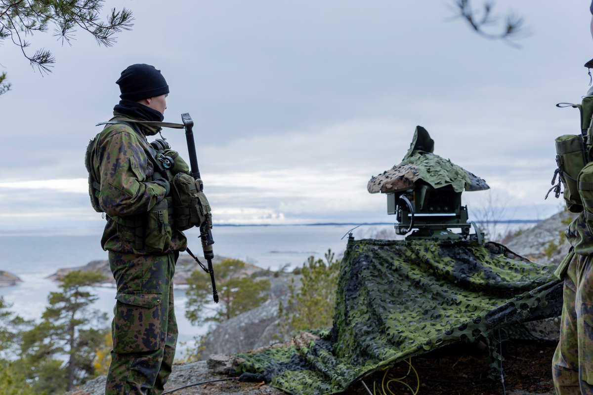 Rannikkotutkaryhmä pystytti valvonta-aseman maastoon meritiedustelijoiden aselajikurssilla. Valvonta-asemasta ryhmä tekee havaintoja merialueelta ja raportoi niistä eteenpäin osana meritilannekuvan muodostamista.
#merivoimat #rannikkoprikaati #meritiedustelijat #varusmiehet