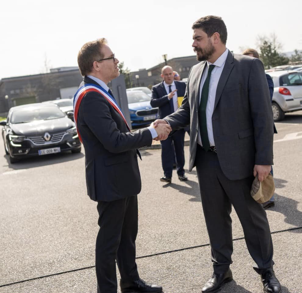 ait_eddie's tweet photo. À la suite de l'annonce le 8 mars dernier des mesures de simplification du dispositif #MaPrimeRénov', le ministre délégué chargé du Logement, @guillaumekasba, s’est rendu ce 21 mars à Carrières-sous-Poissy pour visiter l'Espace France Rénov' @EnergiesSolidR, situé à la #Fabrique21 de la @CUGPSEO. 

Au cours de ce déplacement, le ministre, accompagné notamment de @KARLOLIVE et @npouzyreff78,  @DeputesRE, du @Prefet78, de Valérie Mancret-Taylor, directrice générale de l'@ANAH_Officiel, est allé à la rencontre d'habitants ayant bénéficié d'aides à la rénovation énergétique et des conseillers qui accompagnent quotidiennement les Français souhaitant s'engager dans une rénovation.

À cette occasion, j'ai rappelé l’engagement de la municipalité comme en attestent l’instauration d’une autorisation préalable de mise en location dite permis de louer (juin 2022), la lutte résolue contre l’insalubrité et l’habitat précaire (depuis 2020), l’élaboration d’une charte pour une construction durable et qualitative (octobre 2022), la création d’une exonération partielle de la taxe foncière pendant 3 ans pour les propriétaires effectuant des travaux de rénovation énergétique (septembre 2023) et le rétablissement d'une exonération partielle pendant deux ans de la taxe foncière en faveur des acquéreurs de logements neufs à usage d'habitation (juillet 2021).

Enfin, j'ai invité le ministre à venir visiter, lors d’un prochain déplacement, les opérations d’aménagement en cours (Zac Centralité, Zac Saint-Louis) et les rénovations urbaines engagées dans les quartiers (Résidence Les Fleurs, Résidence les Ecoles).

#institution #visiteministerielle #logement #habitat #carrieresouspoissy
