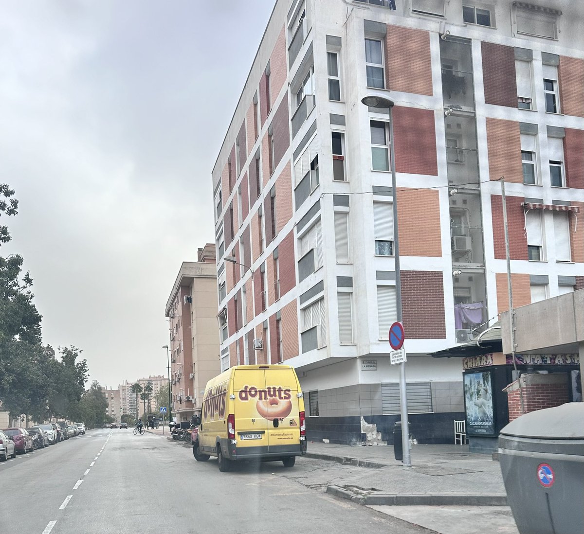 Jueves y viernes <a href="/Donuts_es/">Donuts</a> <a href="/malaga/">Ciudad de Málaga</a>, sin faltar a su cita diaria obstaculizando la circulación de la línea 14 de <a href="/EMT_Malaga/">EMT Málaga</a> y demás conductores. Eso si, la parada de “carga y descarga”, libre.