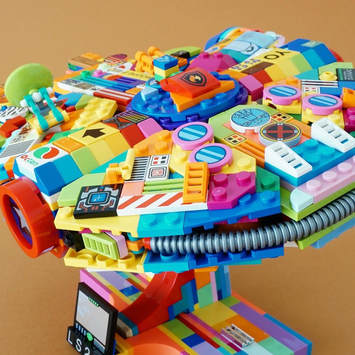 My Millennium Falcon #75375

ミレニアムファルコンをカラフルにリメイク。レゴ・スターウォーズがもう25周年なんて信じられない！