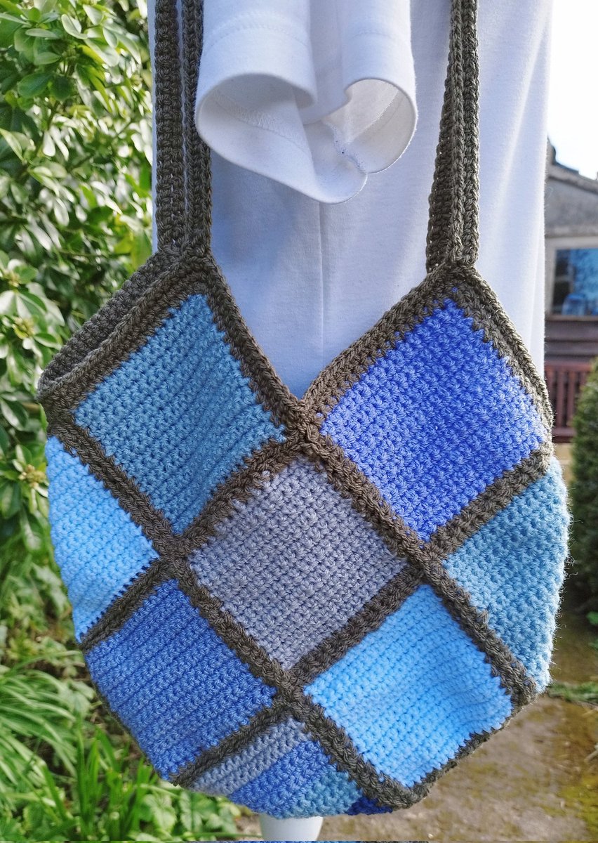 New listing at The Hollow Way, crochet bag in blues and taupe 💙 #earlybiz #mhhsbd #shopindie thehollowwayshop.etsy.com/listing/169840…