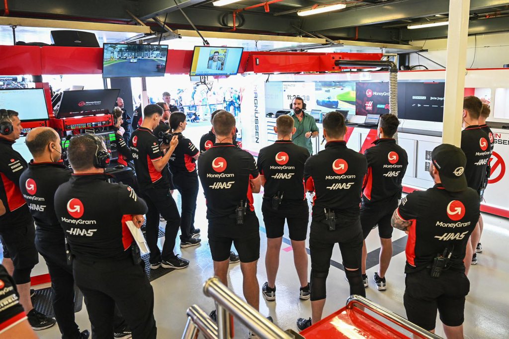 Massive thank you @antmiddleton for bringing your passion and experience to our pit crew today. Great to have you with us this weekend @augrandprix @HaasF1Team 👊👊