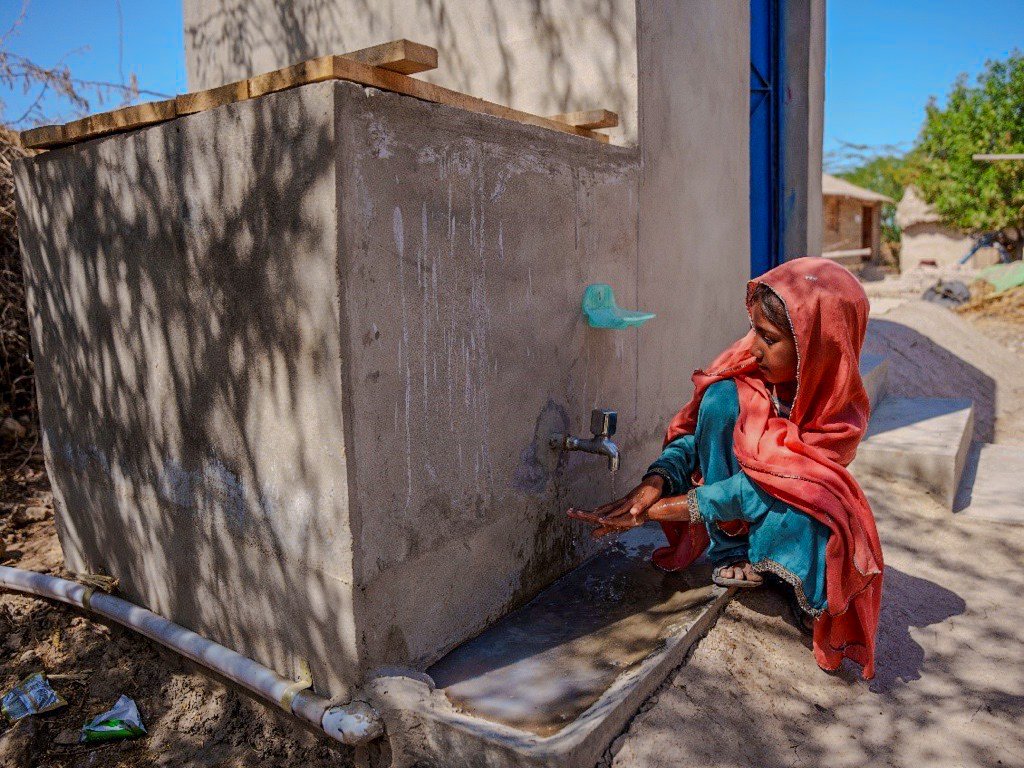 Sampa fell ill after consuming contaminated water after the floods in 2022. To address water & sanitation needs, IOM Pakistan installed a lead-line hand pump in Sampa’s village & constructed latrines & handwashing pads. Read more: bit.ly/3PzjPxL #WorldWaterDay