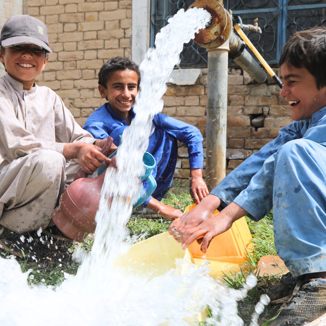 With generous support from @KoicaPakistan, UNHCR is working harder than ever to ensure everyone, including #AfghanRefugees, has access to clean and safe water 🚰💧in Pakistan #WorldWaterDay